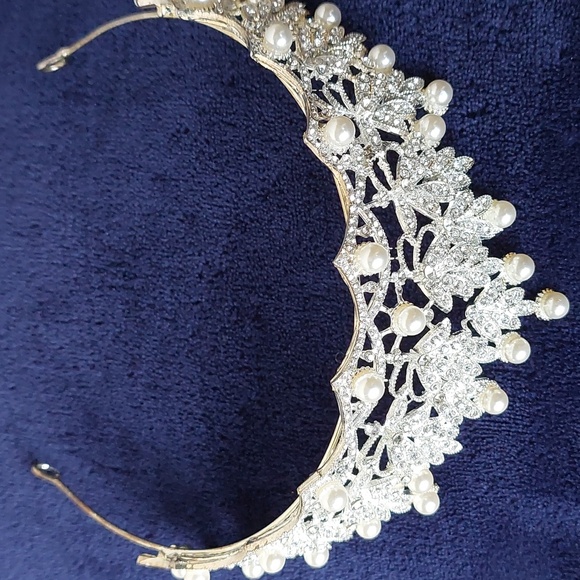 Silver Rhinestone And Pearl Adult Bridal Crown main image 16